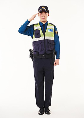 포토 JPG 스튜디오촬영 전신 남자 실내 한명 서기 웃음 20대 성인 앞모습 한국인 경찰 경찰복 경례 성인남자한명만 순찰조끼 국내포토 직업 1 뷰포인트 유니폼 모션 표정 사람 동양인 청년 내부 인사 남자한명만 성인남자만 파일형식