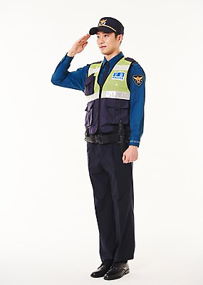 포토 JPG 스튜디오촬영 전신 응시 남자 실내 한명 서기 웃음 20대 성인 옆모습 한국인 경찰 경찰복 경례 성인남자한명만 순찰조끼 국내포토 직업 1 시선 뷰포인트 유니폼 모션 표정 사람 동양인 청년 내부 인사 남자한명만 성인남자만 파일형식