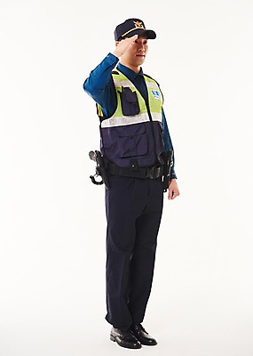 포토 JPG 스튜디오촬영 전신 응시 남자 실내 한명 서기 웃음 20대 성인 옆모습 한국인 경찰 경찰복 경례 성인남자한명만 순찰조끼 국내포토 직업 1 시선 뷰포인트 유니폼 모션 표정 사람 동양인 청년 내부 인사 남자한명만 성인남자만 파일형식