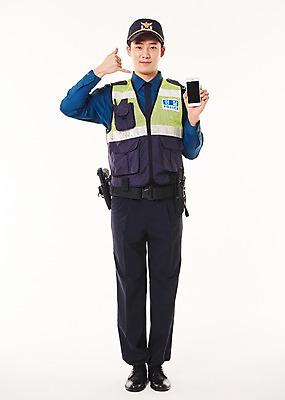 포토 JPG 스튜디오촬영 전신 남자 실내 한명 서기 웃음 들기 20대 성인 앞모습 스마트폰 한국인 경찰 경찰복 112 손전화 성인남자한명만 순찰조끼 국내포토 직업 1 뷰포인트 유니폼 모션 표정 사람 동양인 손짓 청년 내부 핸드폰 스마트기기 전화번호 남자한명만 성인남자만 파일형식