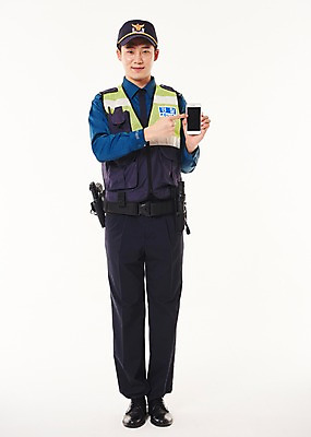 포토 JPG 스튜디오촬영 전신 남자 실내 한명 서기 웃음 20대 성인 앞모습 스마트폰 한국인 가리킴 경찰 경찰복 112 성인남자한명만 순찰조끼 국내포토 직업 1 뷰포인트 유니폼 모션 표정 사람 동양인 손짓 청년 내부 핸드폰 스마트기기 전화번호 남자한명만 성인남자만 파일형식