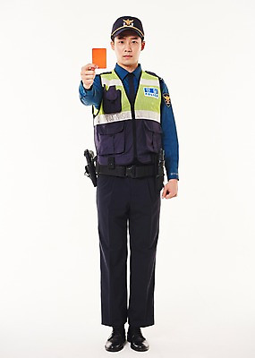포토 JPG 스튜디오촬영 전신 남자 실내 한명 서기 들기 20대 성인 앞모습 한국인 경찰 경찰복 레드카드 성인남자한명만 순찰조끼 국내포토 직업 1 뷰포인트 유니폼 모션 경고 사람 동양인 청년 내부 카드_놀이용품 남자한명만 성인남자만 파일형식 옷 인종 남자만 성인만