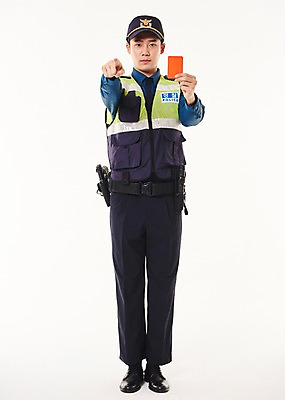 포토 JPG 스튜디오촬영 전신 남자 실내 한명 서기 들기 20대 성인 앞모습 한국인 가리킴 경찰 경찰복 레드카드 성인남자한명만 순찰조끼 국내포토 직업 1 뷰포인트 유니폼 모션 경고 사람 동양인 손짓 청년 내부 카드_놀이용품 남자한명만 성인남자만 파일형식