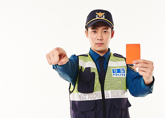 포토 JPG 스튜디오촬영 남자 실내 한명 서기 들기 상반신 20대 성인 앞모습 한국인 가리킴 경찰 경찰복 레드카드 성인남자한명만 순찰조끼 국내포토 직업 1 뷰포인트 유니폼 모션 경고 사람 동양인 손짓 청년 내부 카드_놀이용품 남자한명만 성인남자만 파일형식