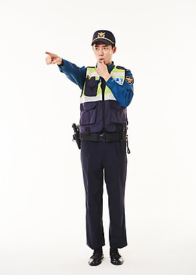 포토 JPG 스튜디오촬영 전신 남자 실내 한명 서기 20대 성인 앞모습 한국인 가리킴 경찰 불기 호루라기 경찰복 성인남자한명만 순찰조끼 국내포토 직업 1 뷰포인트 유니폼 모션 사람 동양인 손짓 청년 내부 남자한명만 성인남자만 파일형식