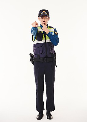 포토 JPG 스튜디오촬영 전신 남자 실내 한명 서기 20대 성인 앞모습 한국인 가리킴 경찰 불기 호루라기 경찰복 성인남자한명만 순찰조끼 국내포토 직업 1 뷰포인트 유니폼 모션 사람 동양인 손짓 청년 내부 남자한명만 성인남자만 파일형식