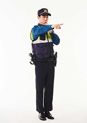 포토 JPG 스튜디오촬영 전신 응시 남자 실내 한명 서기 20대 성인 옆모습 한국인 가리킴 경찰 불기 호루라기 경찰복 성인남자한명만 순찰조끼 국내포토 직업 1 시선 뷰포인트 유니폼 모션 사람 동양인 손짓 청년 내부 남자한명만 성인남자만 파일형식