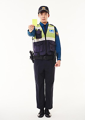 포토 JPG 스튜디오촬영 전신 남자 실내 한명 서기 들기 20대 성인 앞모습 한국인 경찰 경찰복 옐로우카드 성인남자한명만 순찰조끼 국내포토 직업 1 뷰포인트 유니폼 모션 경고 사람 동양인 청년 내부 남자한명만 성인남자만 파일형식