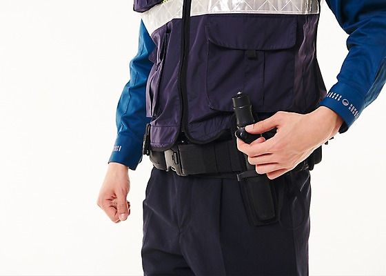 포토 JPG 스튜디오촬영 손 남자 실내 한명 서기 상반신 20대 성인 옆모습 신체부위 한국인 경찰 경찰복 경광봉 성인남자한명만 순찰조끼 국내포토 직업 1 뷰포인트 유니폼 모션 사람 동양인 청년 내부 남자한명만 성인남자만 파일형식