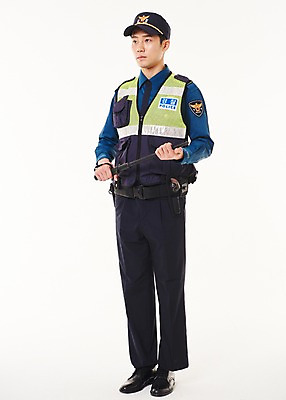 포토 JPG 스튜디오촬영 전신 응시 남자 실내 한명 서기 들기 20대 성인 옆모습 한국인 경찰 경찰복 경광봉 성인남자한명만 순찰조끼 국내포토 직업 1 시선 뷰포인트 유니폼 모션 사람 동양인 청년 내부 남자한명만 성인남자만 파일형식