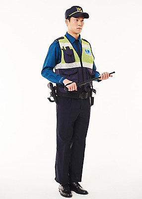 포토 JPG 스튜디오촬영 전신 응시 남자 실내 한명 서기 들기 20대 성인 옆모습 한국인 경찰 경찰복 경찰봉 성인남자한명만 순찰조끼 국내포토 직업 1 시선 뷰포인트 유니폼 모션 사람 동양인 청년 내부 남자한명만 성인남자만 파일형식