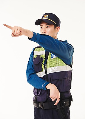 포토 JPG 스튜디오촬영 응시 남자 실내 한명 서기 들기 상반신 20대 성인 옆모습 총 한국인 가리킴 경찰 경찰복 성인남자한명만 순찰조끼 국내포토 직업 1 시선 무기 뷰포인트 유니폼 모션 사람 동양인 손짓 청년 내부 남자한명만 성인남자만 파일형식 옷 인종 남자만 성인만