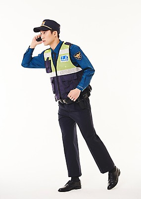 포토 JPG 스튜디오촬영 전신 응시 남자 실내 한명 20대 성인 옆모습 걷기 한국인 경찰 경찰복 무전기 성인남자한명만 순찰조끼 국내포토 직업 1 시선 뷰포인트 유니폼 모션 무선통신 사람 동양인 청년 내부 남자한명만 성인남자만 파일형식