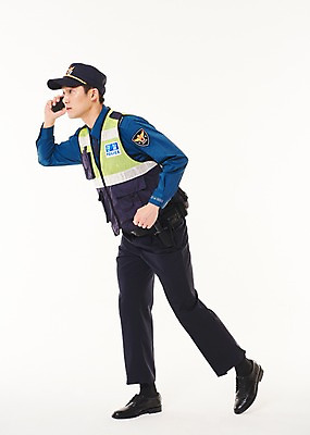 포토 JPG 스튜디오촬영 전신 응시 남자 실내 한명 20대 성인 옆모습 걷기 한국인 경찰 경찰복 무전기 성인남자한명만 순찰조끼 국내포토 직업 1 시선 뷰포인트 유니폼 모션 무선통신 사람 동양인 청년 내부 남자한명만 성인남자만 파일형식