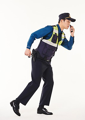 포토 JPG 스튜디오촬영 전신 응시 남자 실내 한명 20대 성인 옆모습 달리기 한국인 경찰 경찰복 무전기 성인남자한명만 순찰조끼 국내포토 직업 1 시선 뷰포인트 유니폼 모션 무선통신 사람 동양인 청년 내부 남자한명만 성인남자만 파일형식