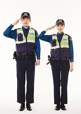 포토 JPG 스튜디오촬영 전신 여자 남자 실내 서기 웃음 20대 성인 두명 앞모습 한국인 경찰 동료 경찰복 경례 순찰조끼 국내포토 직업 뷰포인트 유니폼 관계 모션 표정 사람 동양인 청년 내부 인사 파일형식