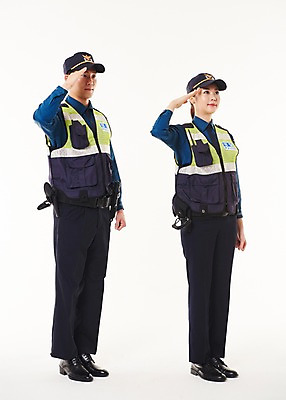 포토 JPG 스튜디오촬영 전신 응시 여자 남자 실내 서기 웃음 20대 성인 두명 옆모습 한국인 경찰 동료 경찰복 경례 순찰조끼 국내포토 직업 시선 뷰포인트 유니폼 관계 모션 표정 사람 동양인 청년 내부 인사 파일형식 옷 인종 예절