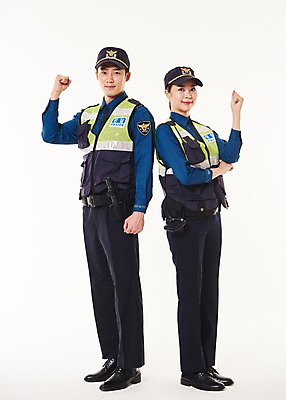 포토 JPG 스튜디오촬영 전신 여자 남자 실내 서기 20대 성인 두명 옆모습 파이팅 한국인 경찰 동료 경찰복 순찰조끼 국내포토 직업 뷰포인트 유니폼 관계 모션 사람 동양인 청년 내부 파일형식