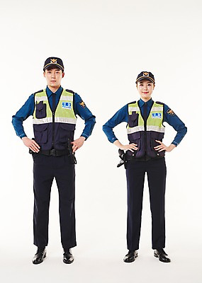 포토 JPG 스튜디오촬영 전신 여자 남자 허리손 실내 서기 20대 성인 두명 앞모습 한국인 경찰 동료 경찰복 순찰조끼 국내포토 직업 뷰포인트 포즈 유니폼 관계 모션 사람 동양인 청년 내부 파일형식