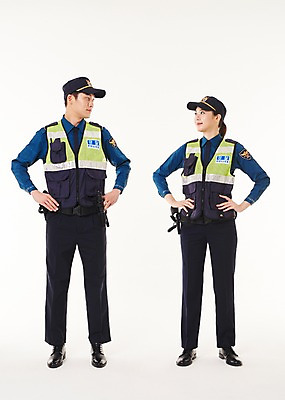 포토 JPG 스튜디오촬영 전신 응시 여자 남자 허리손 실내 서기 20대 성인 두명 앞모습 한국인 경찰 동료 경찰복 순찰조끼 국내포토 직업 시선 뷰포인트 포즈 유니폼 관계 모션 사람 동양인 청년 내부 파일형식
