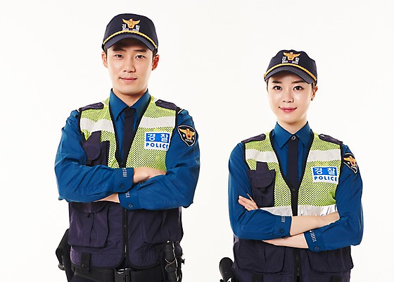 포토 JPG 스튜디오촬영 여자 남자 실내 서기 웃음 상반신 20대 성인 두명 앞모습 팔짱 한국인 경찰 동료 경찰복 순찰조끼 국내포토 직업 뷰포인트 유니폼 관계 모션 표정 사람 동양인 청년 내부 파일형식