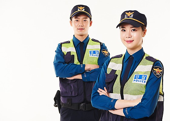 포토 JPG 스튜디오촬영 여자 남자 실내 서기 웃음 상반신 20대 성인 두명 앞모습 팔짱 한국인 경찰 동료 경찰복 순찰조끼 국내포토 직업 뷰포인트 유니폼 관계 모션 표정 사람 동양인 청년 내부 파일형식