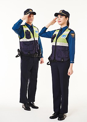 포토 JPG 스튜디오촬영 전신 응시 여자 남자 실내 서기 웃음 20대 성인 두명 옆모습 한국인 경찰 동료 경찰복 경례 순찰조끼 국내포토 직업 시선 뷰포인트 유니폼 관계 모션 표정 사람 동양인 청년 내부 인사 파일형식