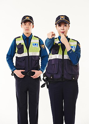 포토 JPG 스튜디오촬영 여자 남자 실내 서기 상반신 20대 성인 두명 앞모습 한국인 가리킴 경찰 불기 호루라기 동료 경찰복 순찰조끼 국내포토 직업 뷰포인트 유니폼 관계 모션 사람 동양인 손짓 청년 내부 파일형식
