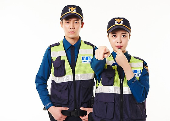 포토 JPG 스튜디오촬영 여자 남자 실내 서기 상반신 20대 성인 두명 앞모습 한국인 가리킴 경찰 불기 호루라기 동료 경찰복 순찰조끼 국내포토 직업 뷰포인트 유니폼 관계 모션 사람 동양인 손짓 청년 내부 파일형식