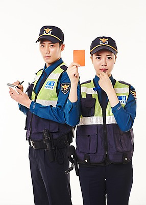 포토 JPG 스튜디오촬영 여자 남자 실내 서기 들기 상반신 20대 성인 두명 앞모습 공책 한국인 기록 경찰 불기 호루라기 동료 경찰복 메모리 레드카드 순찰조끼 국내포토 직업 뷰포인트 유니폼 관계 모션 문구용품 경고 사람 동양인 청년 내부 카드_놀이용품 파일형식
