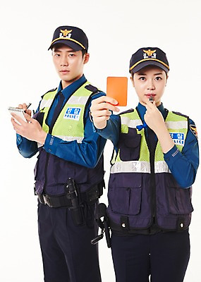 포토 JPG 스튜디오촬영 여자 남자 실내 서기 들기 상반신 20대 성인 두명 앞모습 공책 한국인 기록 경찰 불기 호루라기 동료 경찰복 메모리 레드카드 순찰조끼 국내포토 직업 뷰포인트 유니폼 관계 모션 문구용품 경고 사람 동양인 청년 내부 카드_놀이용품 파일형식