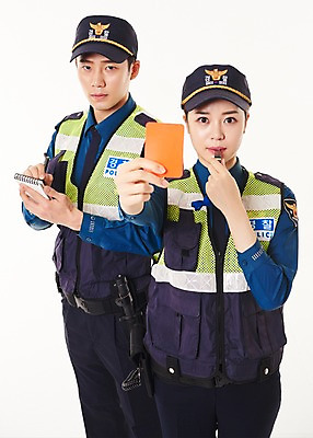 포토 JPG 스튜디오촬영 여자 남자 실내 서기 들기 상반신 20대 성인 두명 앞모습 공책 한국인 기록 경찰 불기 호루라기 동료 경찰복 메모리 레드카드 순찰조끼 국내포토 직업 뷰포인트 유니폼 관계 모션 문구용품 경고 사람 동양인 청년 내부 카드_놀이용품 파일형식