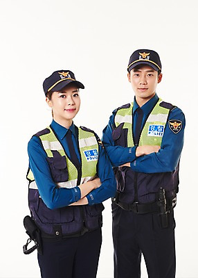 포토 JPG 스튜디오촬영 여자 남자 실내 서기 웃음 상반신 20대 성인 두명 앞모습 팔짱 한국인 경찰 동료 경찰복 순찰조끼 국내포토 직업 뷰포인트 유니폼 관계 모션 표정 사람 동양인 청년 내부 파일형식