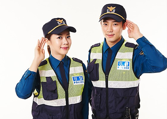 포토 JPG 스튜디오촬영 여자 남자 실내 서기 손짓 상반신 20대 성인 두명 앞모습 듣기 한국인 경찰 동료 경찰복 순찰조끼 국내포토 직업 뷰포인트 유니폼 관계 모션 사람 동양인 청년 내부 파일형식