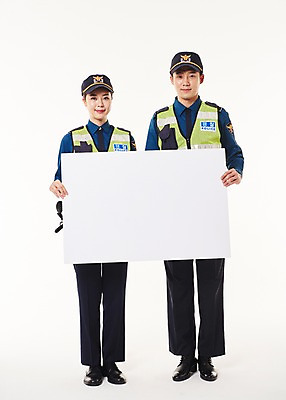 포토 JPG 스튜디오촬영 전신 배너 여자 남자 사각프레임 프레임 실내 서기 들기 20대 성인 두명 앞모습 한국인 경찰 동료 경찰복 순찰조끼 국내포토 직업 뷰포인트 유니폼 관계 모션 사람 동양인 청년 내부 사각형 파일형식