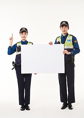 포토 JPG 스튜디오촬영 전신 1 배너 여자 남자 사각프레임 프레임 실내 서기 웃음 들기 손짓 20대 성인 두명 앞모습 숫자 한국인 경찰 동료 경찰복 순찰조끼 국내포토 직업 문자 뷰포인트 유니폼 관계 모션 표정 사람 동양인 청년 내부 사각형 파일형식 도형 옷 인종