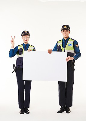 포토 JPG 스튜디오촬영 전신 배너 여자 남자 2 사각프레임 프레임 실내 서기 웃음 들기 손짓 20대 성인 두명 앞모습 숫자 한국인 경찰 동료 경찰복 순찰조끼 국내포토 직업 문자 뷰포인트 유니폼 관계 모션 표정 사람 동양인 청년 내부 사각형 파일형식