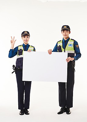 포토 JPG 스튜디오촬영 전신 배너 여자 남자 사각프레임 프레임 실내 3 서기 웃음 들기 손짓 20대 성인 두명 앞모습 숫자 한국인 경찰 동료 경찰복 순찰조끼 국내포토 직업 문자 뷰포인트 유니폼 관계 모션 표정 사람 동양인 청년 내부 사각형 파일형식