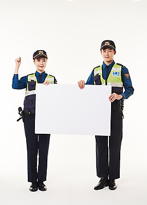 포토 JPG 스튜디오촬영 전신 배너 여자 남자 사각프레임 프레임 실내 서기 들기 20대 성인 두명 앞모습 파이팅 한국인 경찰 동료 경찰복 순찰조끼 국내포토 직업 뷰포인트 유니폼 관계 모션 사람 동양인 청년 내부 사각형 파일형식