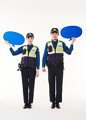 포토 JPG 스튜디오촬영 전신 여자 남자 말풍선 프레임 실내 서기 들기 20대 성인 두명 앞모습 한국인 경찰 동료 경찰복 순찰조끼 국내포토 직업 뷰포인트 유니폼 관계 모션 사람 동양인 청년 내부 파일형식