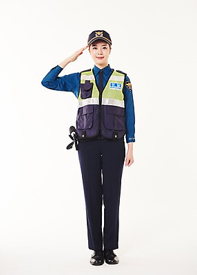 포토 JPG 스튜디오촬영 전신 여자 실내 한명 서기 웃음 20대 성인 앞모습 한국인 경찰 경찰복 경례 성인여자한명만 순찰조끼 국내포토 직업 1 뷰포인트 유니폼 모션 표정 사람 동양인 청년 내부 인사 여자한명만 성인여자만 파일형식