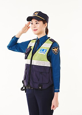 포토 JPG 스튜디오촬영 응시 여자 실내 한명 서기 웃음 상반신 20대 성인 옆모습 한국인 경찰 경찰복 경례 성인여자한명만 순찰조끼 국내포토 직업 1 시선 뷰포인트 유니폼 모션 표정 사람 동양인 청년 내부 인사 여자한명만 성인여자만 파일형식