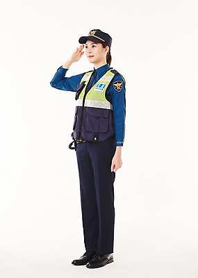 포토 JPG 스튜디오촬영 전신 응시 여자 실내 한명 서기 웃음 20대 성인 옆모습 한국인 경찰 경찰복 경례 성인여자한명만 순찰조끼 국내포토 직업 1 시선 뷰포인트 유니폼 모션 표정 사람 동양인 청년 내부 인사 여자한명만 성인여자만 파일형식