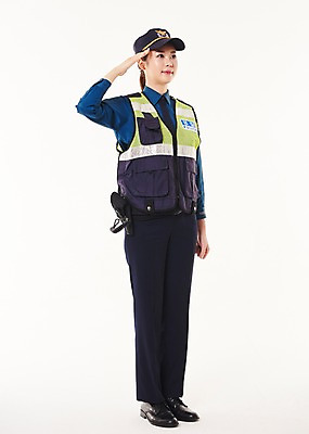 포토 JPG 스튜디오촬영 전신 응시 여자 실내 한명 서기 웃음 20대 성인 옆모습 한국인 경찰 경찰복 경례 성인여자한명만 순찰조끼 국내포토 직업 1 시선 뷰포인트 유니폼 모션 표정 사람 동양인 청년 내부 인사 여자한명만 성인여자만 파일형식