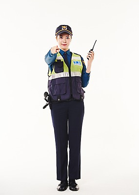 포토 JPG 스튜디오촬영 전신 여자 실내 한명 서기 들기 손짓 20대 성인 앞모습 한국인 가리킴 경찰 경찰복 무전기 성인여자한명만 순찰조끼 국내포토 직업 1 뷰포인트 유니폼 모션 무선통신 사람 동양인 청년 내부 여자한명만 성인여자만 파일형식