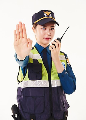 포토 JPG 스튜디오촬영 여자 실내 한명 서기 들기 손짓 상반신 20대 성인 앞모습 한국인 경찰 정지 경찰복 무전기 성인여자한명만 순찰조끼 국내포토 직업 1 뷰포인트 유니폼 모션 무선통신 사람 동양인 청년 내부 여자한명만 성인여자만 파일형식