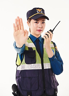 포토 JPG 스튜디오촬영 여자 실내 한명 서기 들기 손짓 상반신 20대 성인 앞모습 한국인 경찰 정지 경찰복 무전기 성인여자한명만 순찰조끼 국내포토 직업 1 뷰포인트 유니폼 모션 무선통신 사람 동양인 청년 내부 여자한명만 성인여자만 파일형식