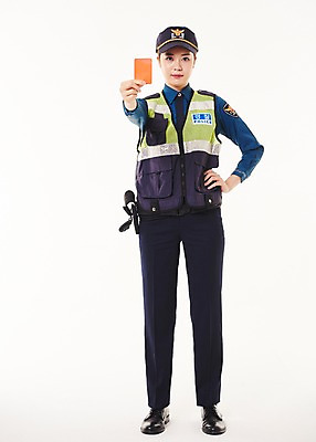 포토 JPG 스튜디오촬영 전신 여자 허리손 실내 한명 서기 들기 20대 성인 앞모습 한국인 경찰 경찰복 레드카드 성인여자한명만 순찰조끼 국내포토 직업 1 뷰포인트 포즈 유니폼 모션 경고 사람 동양인 청년 내부 카드_놀이용품 여자한명만 성인여자만 파일형식