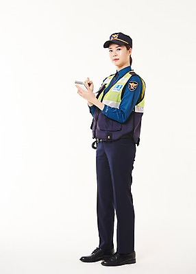 포토 JPG 스튜디오촬영 전신 여자 실내 한명 서기 웃음 들기 20대 성인 옆모습 다이어리 한국인 기록 경찰 경찰복 성인여자한명만 순찰조끼 국내포토 직업 1 뷰포인트 유니폼 모션 표정 사람 동양인 청년 내부 사무용품 여자한명만 성인여자만 파일형식