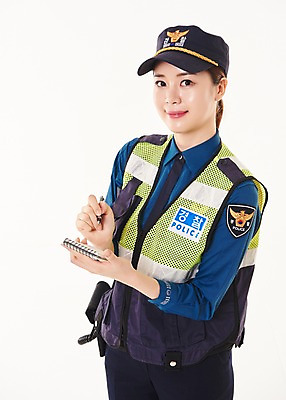 포토 JPG 스튜디오촬영 여자 실내 한명 서기 웃음 들기 상반신 20대 성인 옆모습 다이어리 한국인 기록 경찰 경찰복 성인여자한명만 순찰조끼 국내포토 직업 1 뷰포인트 유니폼 모션 표정 사람 동양인 청년 내부 사무용품 여자한명만 성인여자만 파일형식